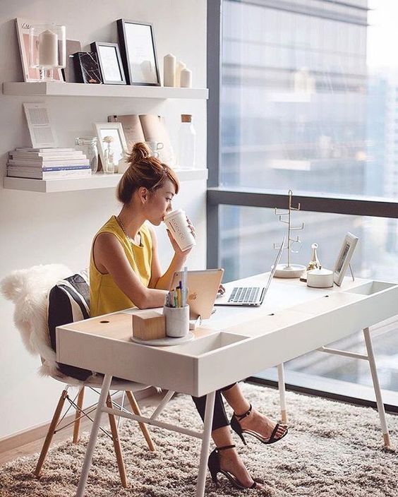 Además, utilizamos cojines decorativos en tu silla o en un rincón para crear un ambiente acogedor y confortable.