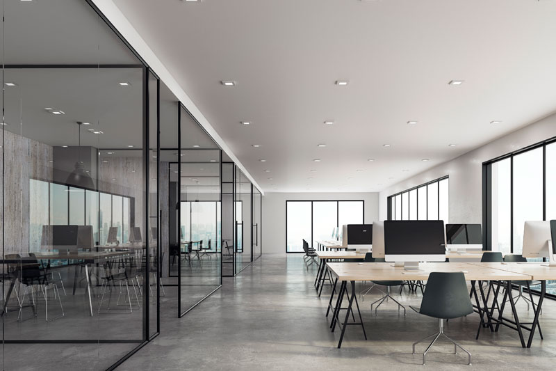 Usando metal y cristal para separar las oficinas, teniendo el estilo industrial.